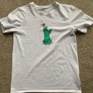 Nike sb Statue of Liberty holding a pizza tshirt.